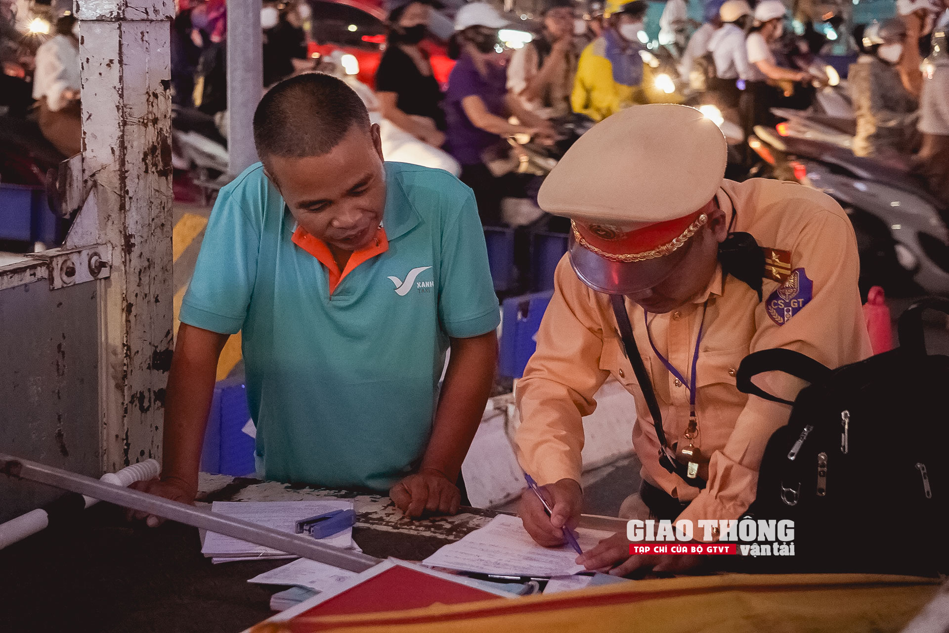 CSGT căng mình làm 