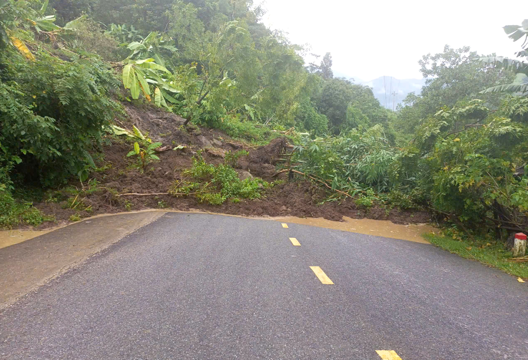 Ứng phó, khắc phục hậu quả thiên tai - Kỳ 5: Cách nào hạn chế thiệt hại, đảm bảo giao thông thông suốt?- Ảnh 2. Ứng phó, khắc phục hậu quả thiên tai - Kỳ 5: Cách nào hạn chế thiệt hại, đảm bảo giao thông thông suốt?- Ảnh 2.