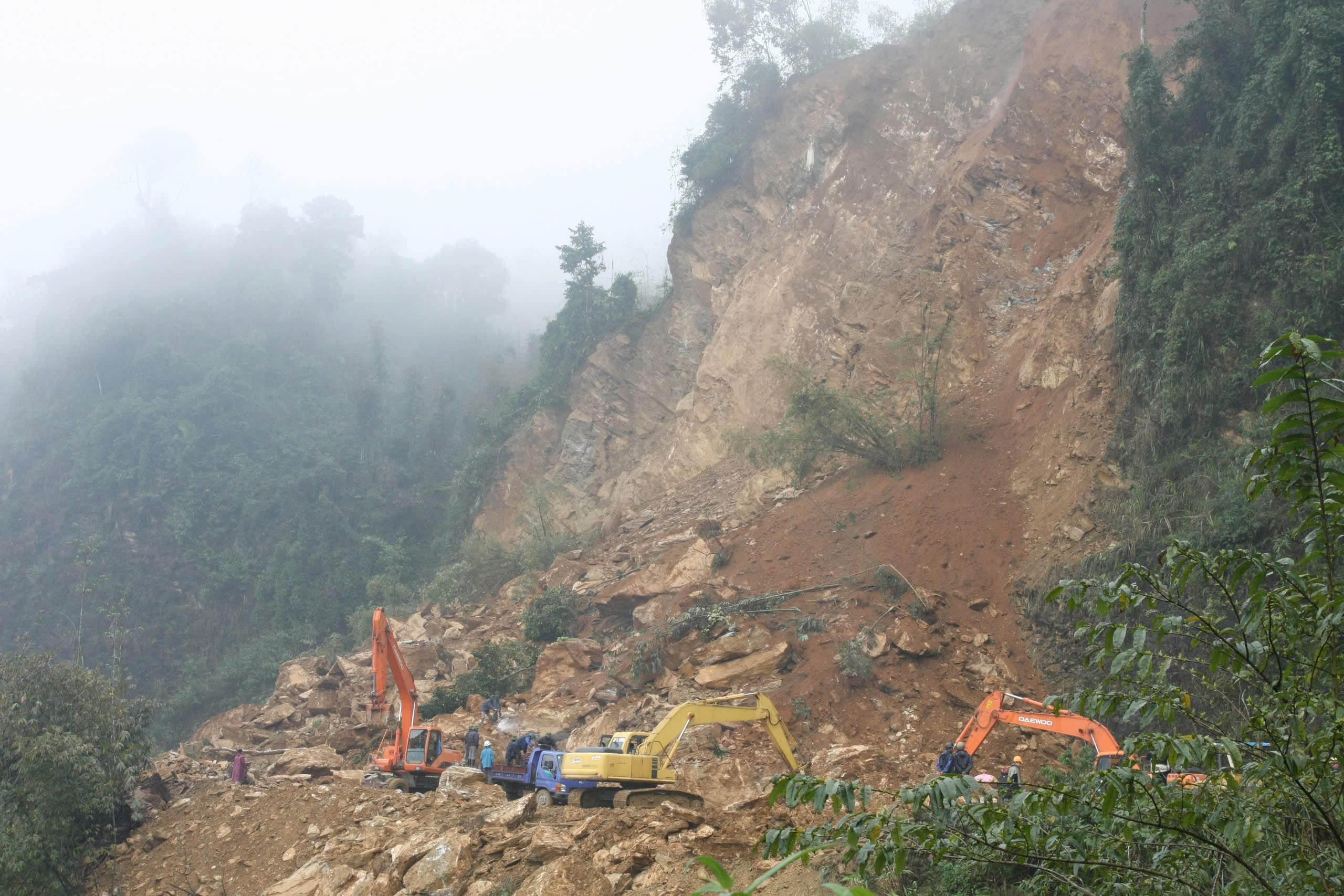 Ứng phó, khắc phục hậu quả thiên tai - Kỳ 4: Bất cập cơ chế xử lý, khắc phục khẩn cấp thiệt hại cầu đường- Ảnh 2. Ứng phó, khắc phục hậu quả thiên tai - Kỳ 4: Bất cập cơ chế xử lý, khắc phục khẩn cấp thiệt hại cầu đường- Ảnh 2.