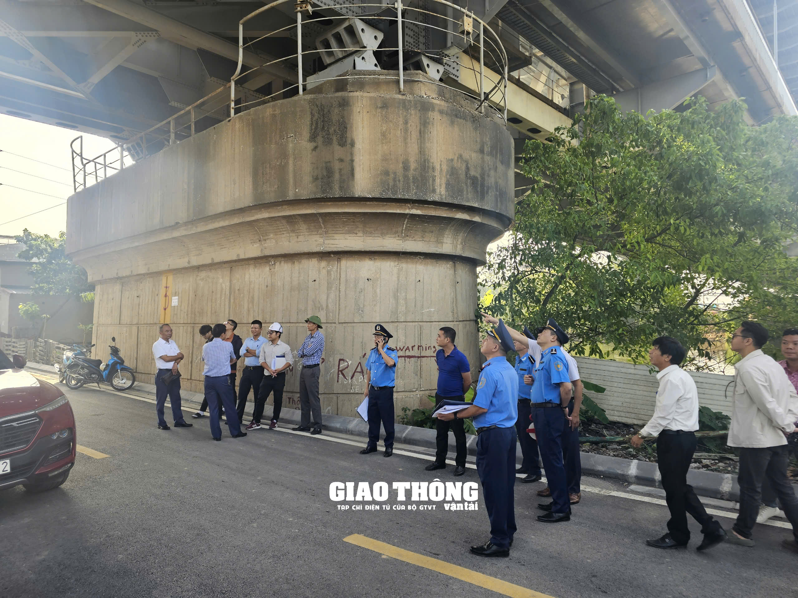 Hàng loạt công trình xâm phạm nghiêm trọng hành lang và uy hiếp an toàn cầu Thăng Long