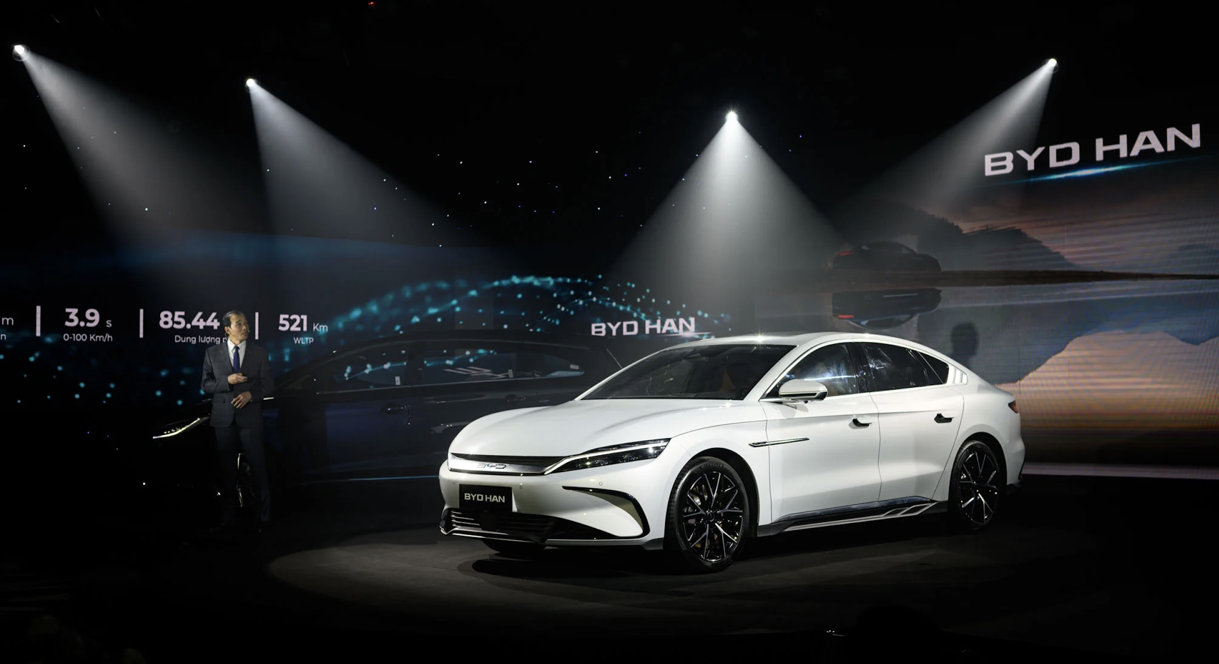 Thị trường ô tô Việt Nam ngày càng chật chội: Xe cũ xả kho, xe mới ra mắt thêm công nghệ vẫn bán giá thấp - Ảnh 1.