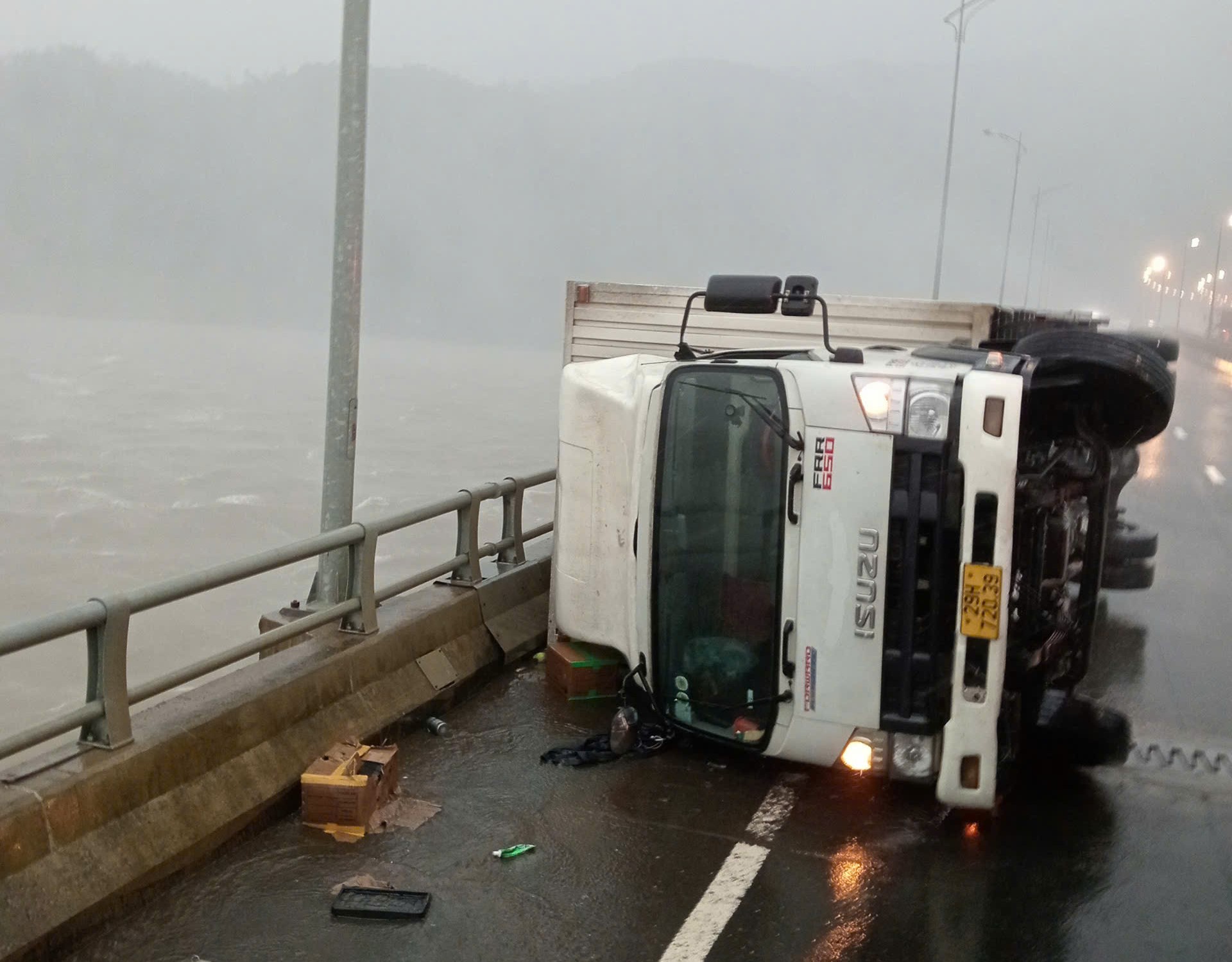 Gió giật gây lật ô tô tải trên cầu ở Huế, tạm cấm đường phía Nam vào hầm Hải Vân - Ảnh 2.