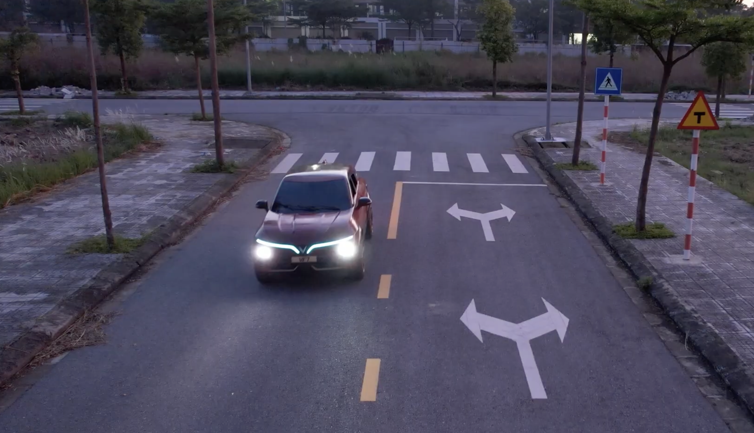 VinFast VF7 bất ngờ được thợ Việt chế tạo bằng gỗ: Kích thước giống xe thật, có thể di chuyển- Ảnh 3.