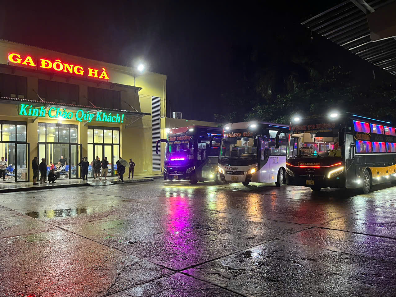 Cận cảnh tuyến đường sắt qua Quảng Bình, Quảng Trị bị mưa lũ cuốn trôi - Ảnh 1.