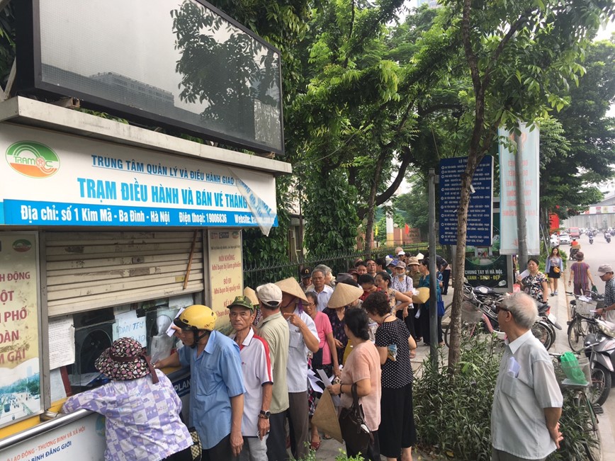 Hà Nội bỏ thời hạn thẻ miễn phí sử dụng phương tiện VTHKCC đối với người có công, người khuyết tật, người cao tuổi - Ảnh 1.