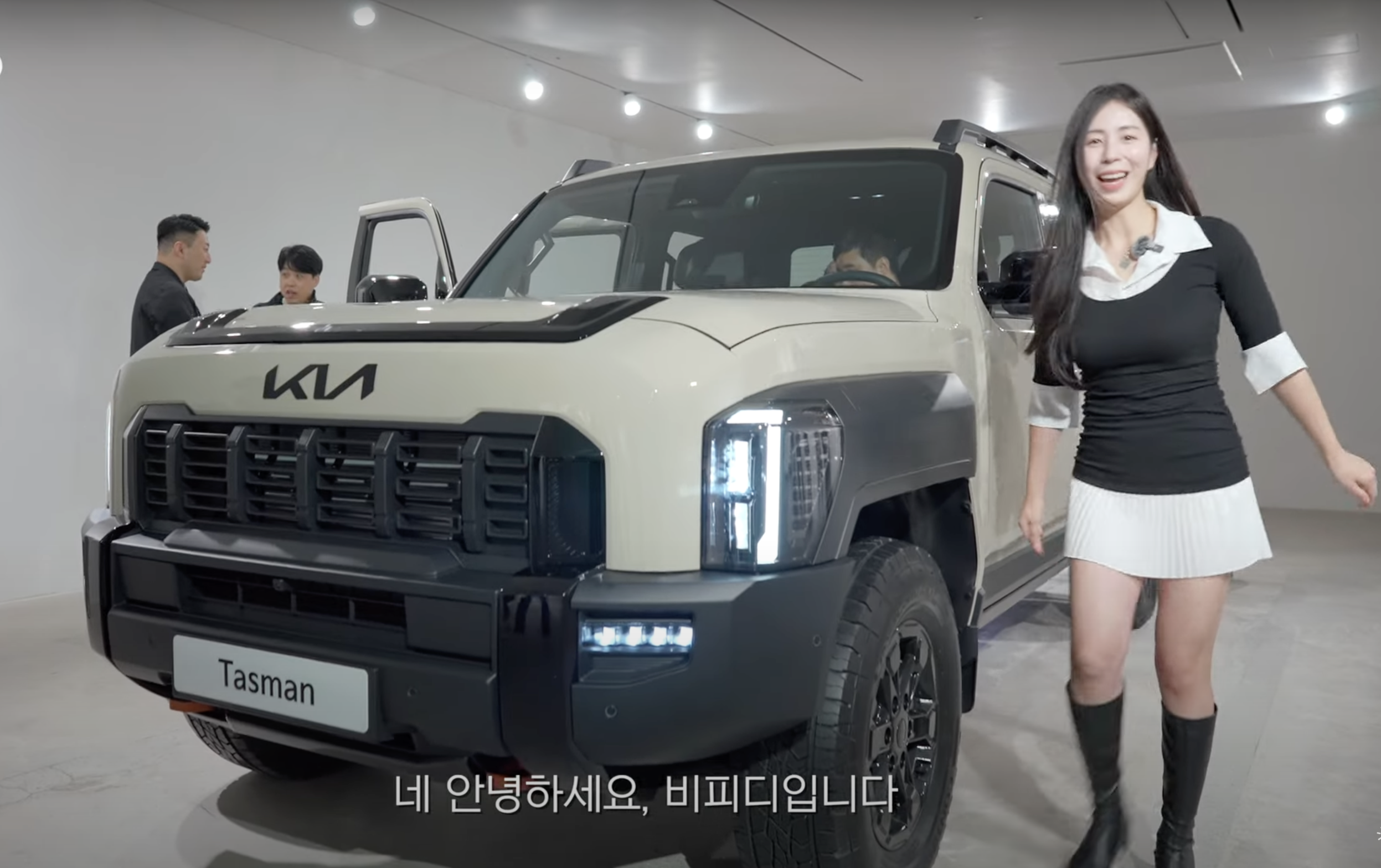 Ảnh thực tế KIA Tasman: Bán tải dạo phố với nội thất tiện nghi, ngoại hình khác lạ- Ảnh 1.