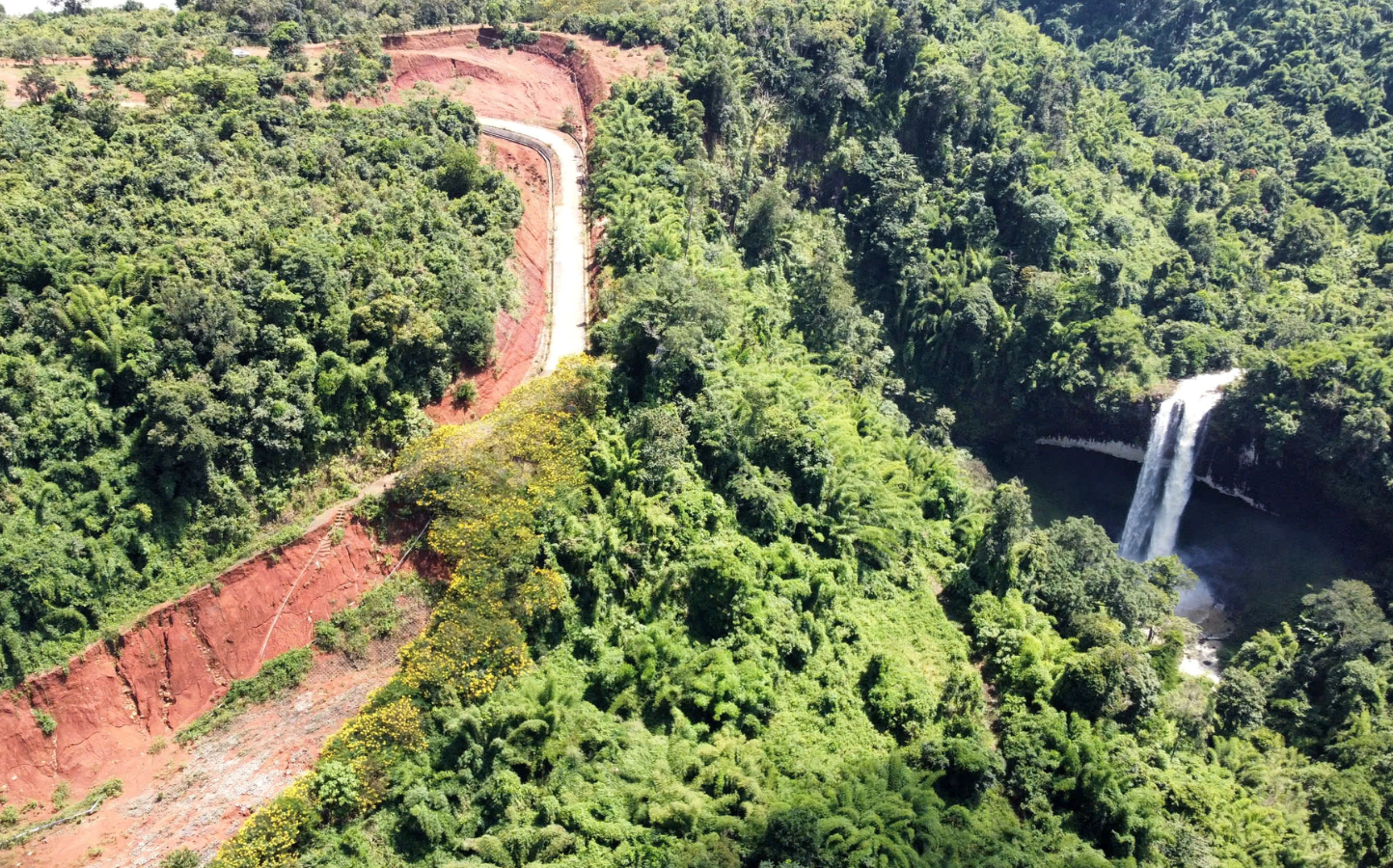 Xót cảnh hoang tàn dự án đường vào khu du lịch gần 27 tỷ đồng ở Đắk Nông phải dừng thi công- Ảnh 1.