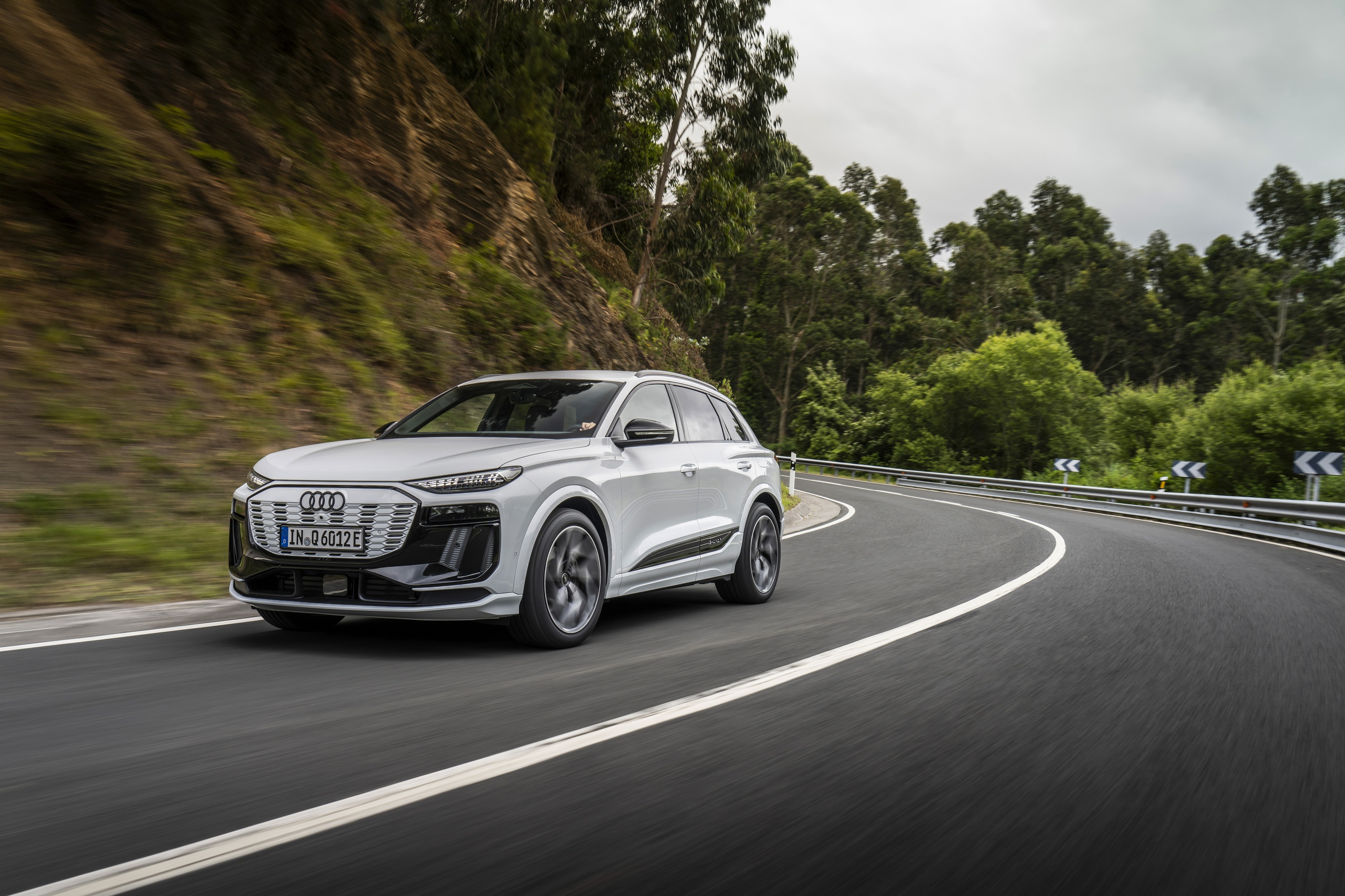 Audi Q6 e-tron Sportback 2025 sắp ra mắt, điểm nhấn công nghệ an toàn - Ảnh 1.