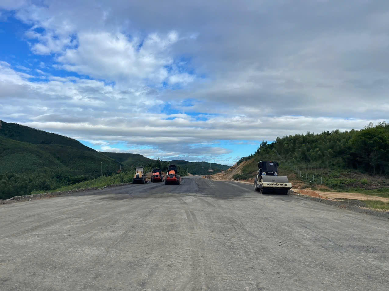 Tổng công ty Thăng Long quyết tâm rút ngắn tiến độ Gói thầu XL01 Dự án cao tốc đoạn Chí Thạnh - Vân Phong - Ảnh 4.