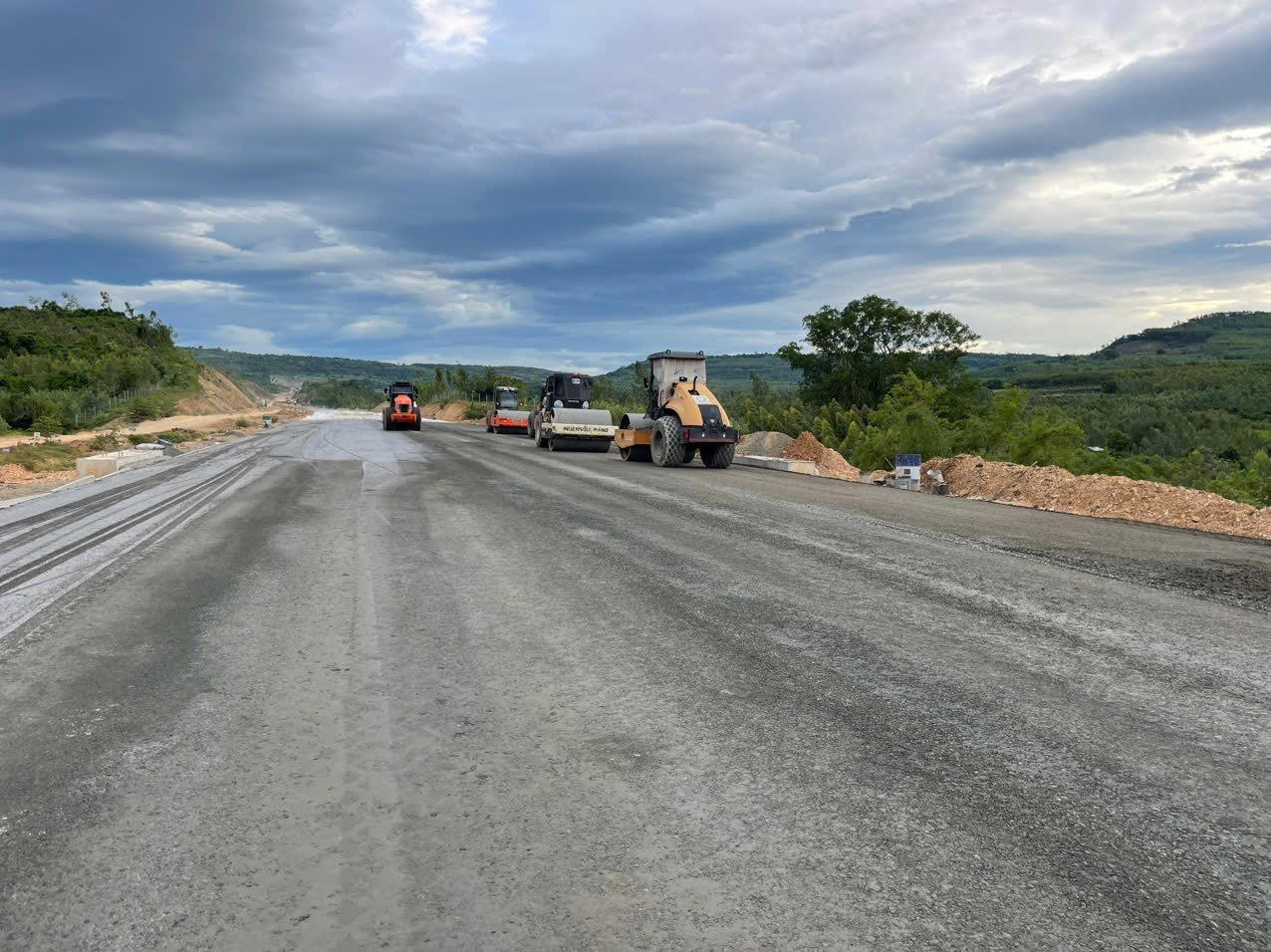 Tổng công ty Thăng Long quyết tâm rút ngắn tiến độ Gói thầu XL01 Dự án cao tốc đoạn Chí Thạnh - Vân Phong - Ảnh 1.