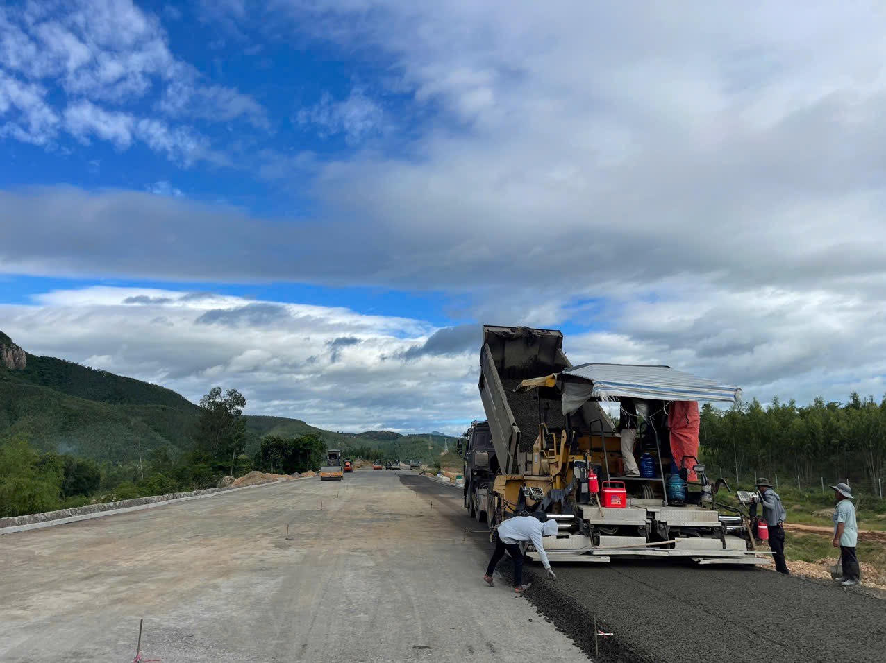 Tổng công ty Thăng Long quyết tâm rút ngắn tiến độ Gói thầu XL01 Dự án cao tốc đoạn Chí Thạnh - Vân Phong - Ảnh 7.