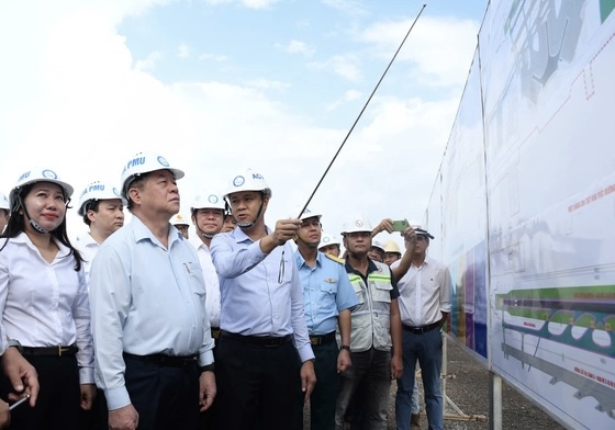 Trưởng Ban Tuyên giáo Trung ương kiểm tra xây dựng sân bay Long Thành - Ảnh 2.