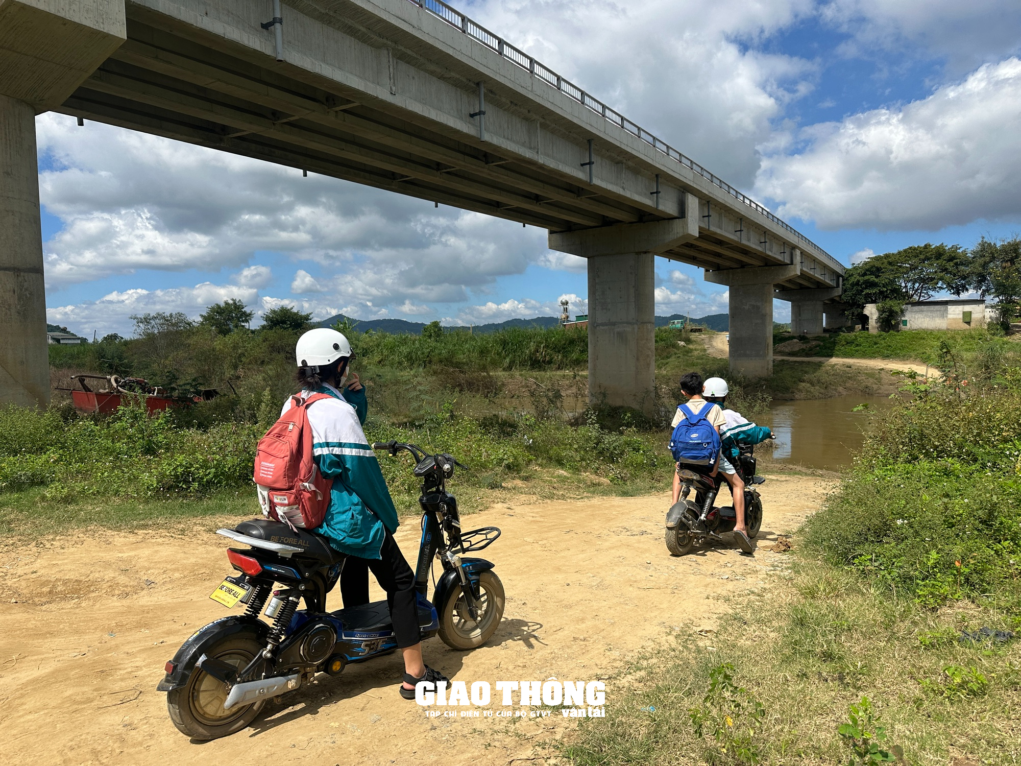 Cầu hơn 36 tỷ ở Đắk Lắk xây xong nhưng thiếu đường dẫn, dân vẫn đi phà vượt sông - Ảnh 2.