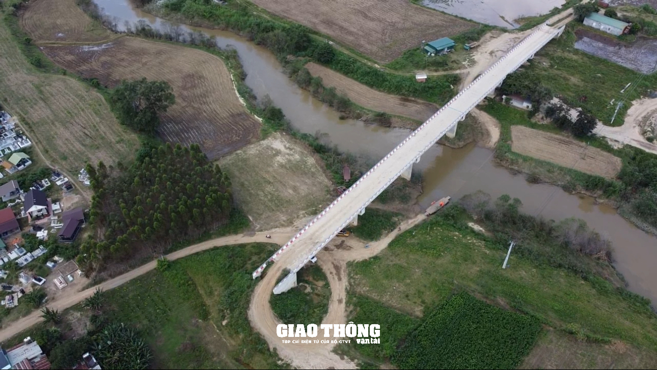 Cầu hơn 36 tỷ ở Đắk Lắk xây xong nhưng thiếu đường dẫn, dân vẫn đi phà vượt sông - Ảnh 3.