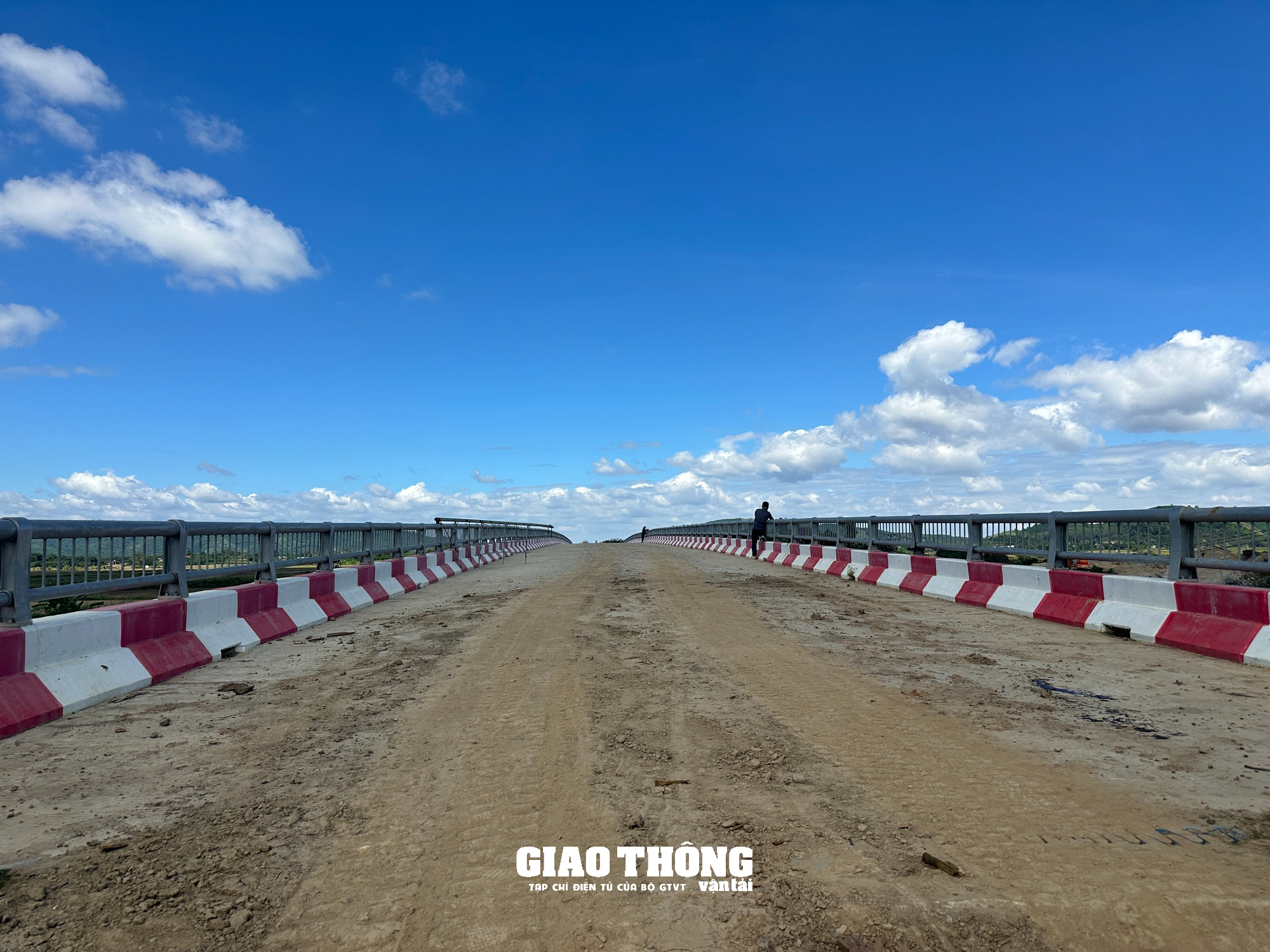 Cầu hơn 36 tỷ ở Đắk Lắk xây xong nhưng thiếu đường dẫn, dân vẫn đi phà vượt sông - Ảnh 4.