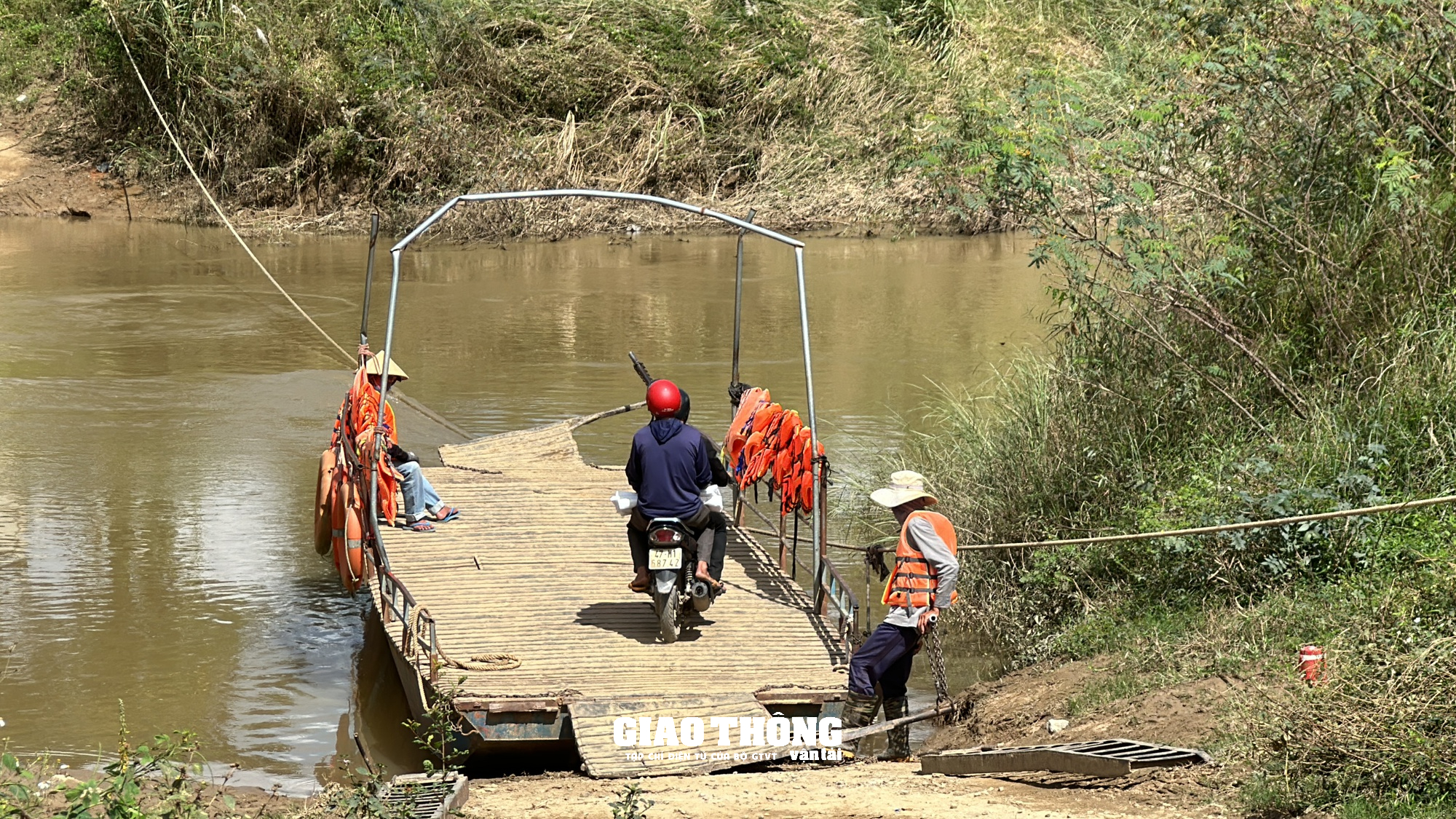 Cầu hơn 36 tỷ ở Đắk Lắk xây xong nhưng thiếu đường dẫn, dân vẫn đi phà vượt sông - Ảnh 5.