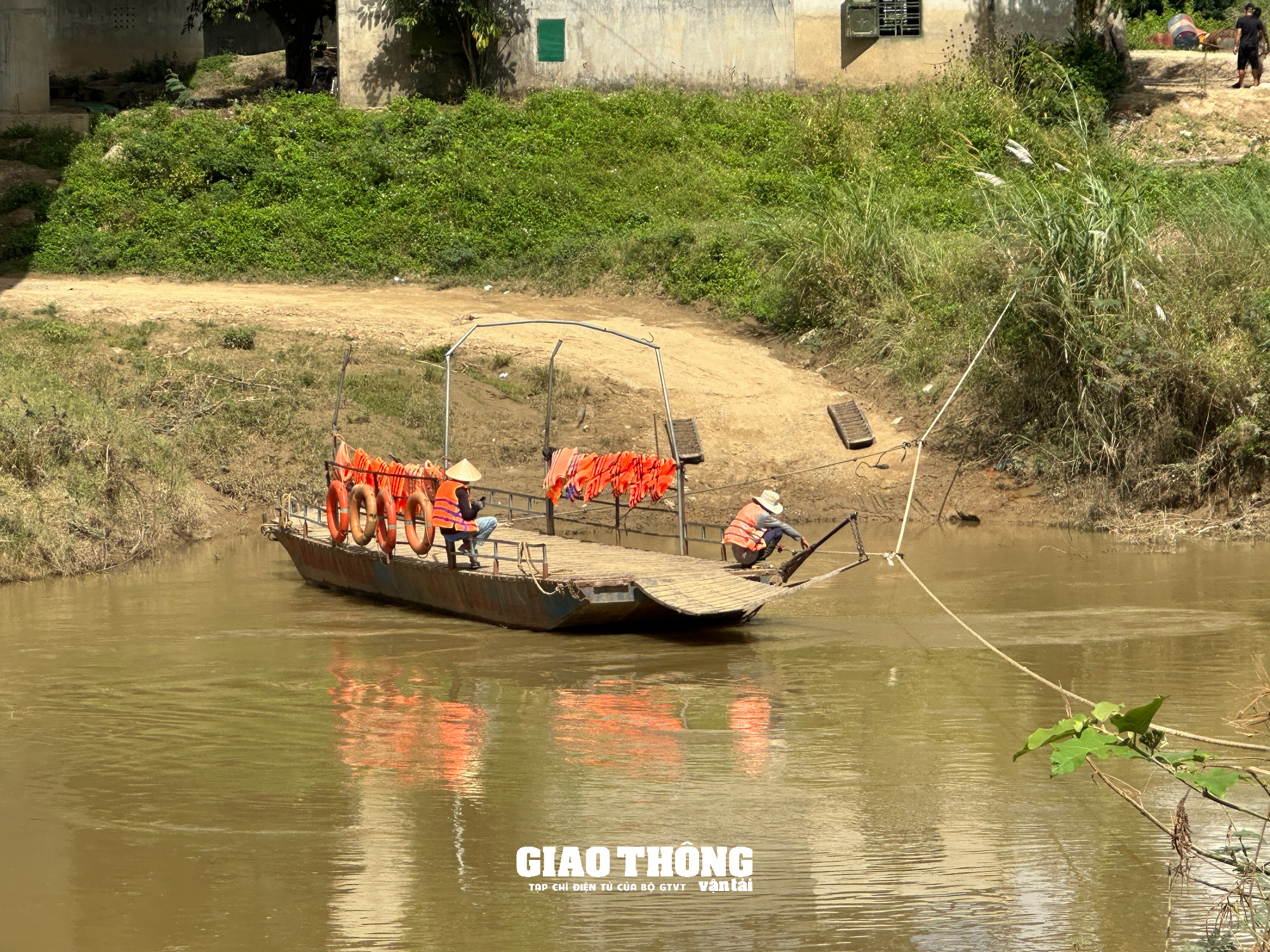 Cầu hơn 36 tỷ ở Đắk Lắk xây xong nhưng thiếu đường dẫn, dân vẫn đi phà vượt sông - Ảnh 6.