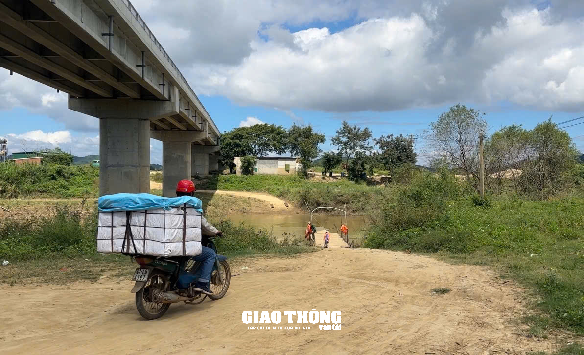 Cầu hơn 36 tỷ ở Đắk Lắk xây xong nhưng thiếu đường dẫn, dân vẫn đi phà vượt sông - Ảnh 7.