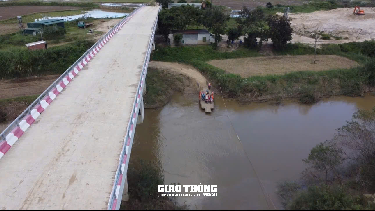 Cầu hơn 36 tỷ ở Đắk Lắk xây xong nhưng thiếu đường dẫn, dân vẫn đi phà vượt sông - Ảnh 8.