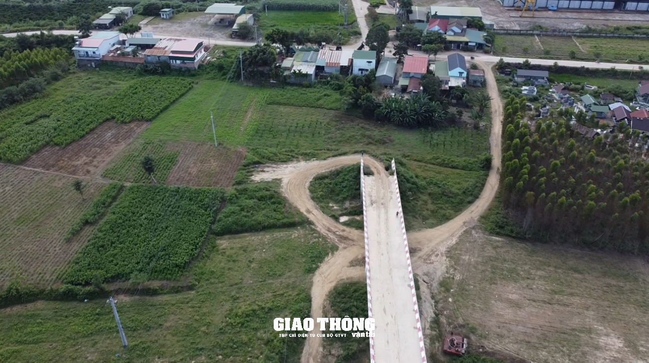 Cầu hơn 36 tỷ ở Đắk Lắk xây xong nhưng thiếu đường dẫn, dân vẫn đi phà vượt sông - Ảnh 9.