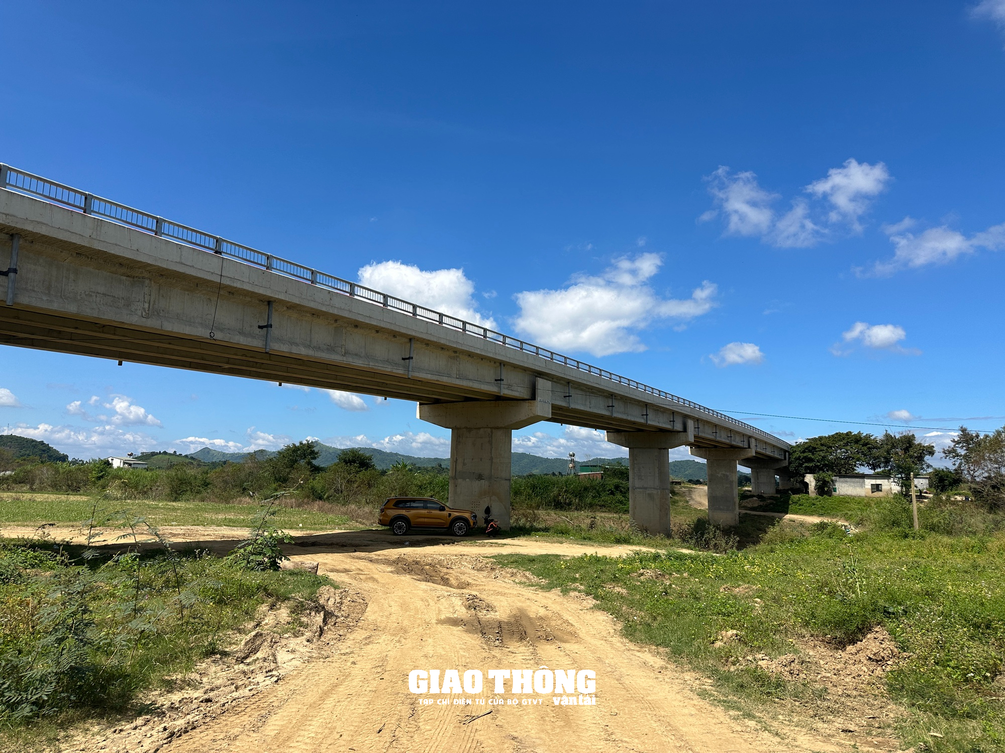 Cầu hơn 36 tỷ ở Đắk Lắk xây xong nhưng thiếu đường dẫn, dân vẫn đi phà vượt sông - Ảnh 10.