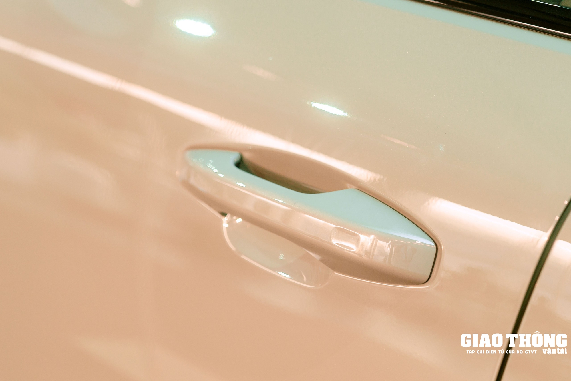 Cận cảnh xe điện Volvo EC40 ra mắt Việt Nam: Giá rẻ hơn xe xăng, chạy 501 km sau mỗi lần sạc- Ảnh 7.