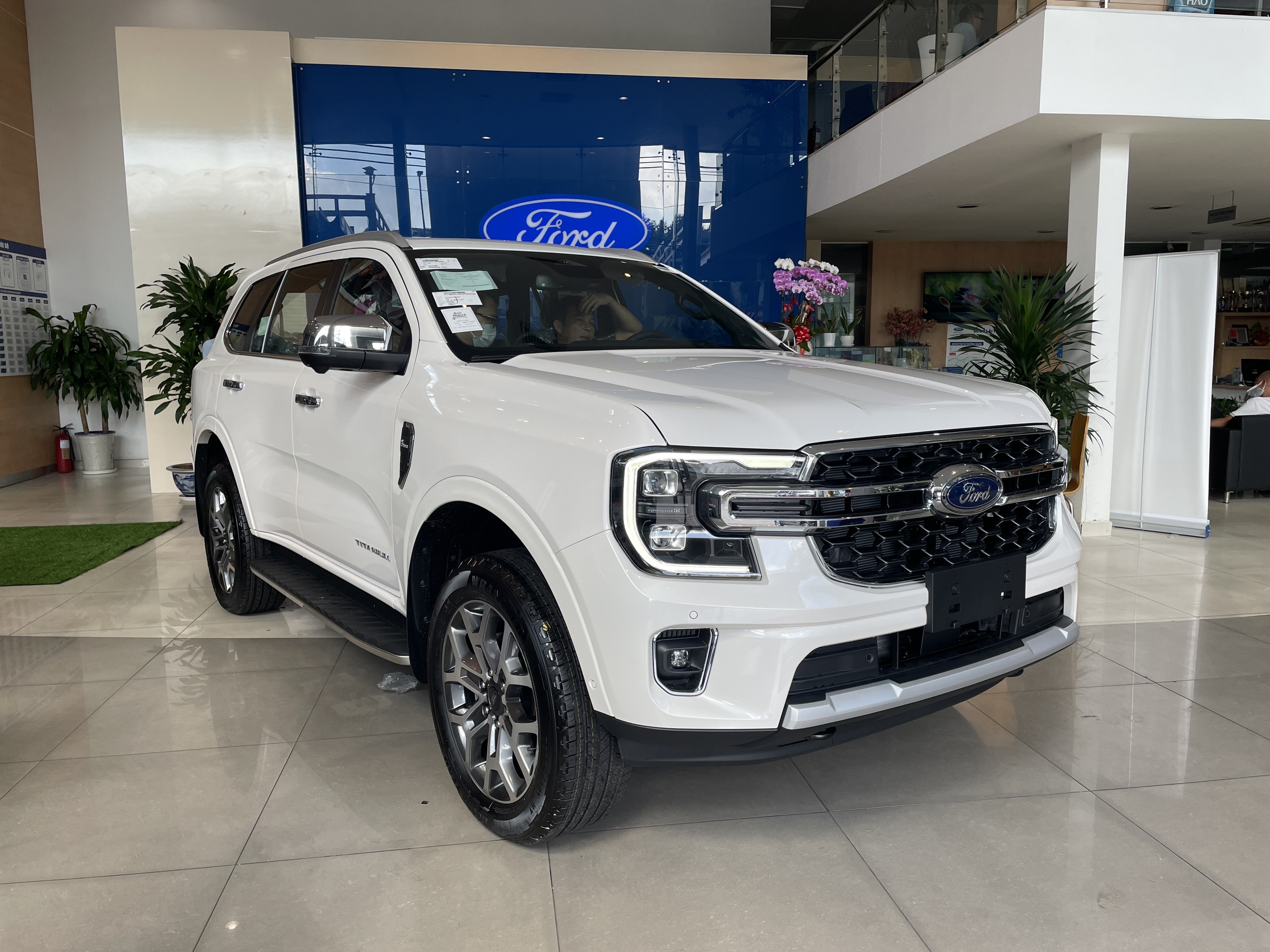Giá xe Ford Everest lăn bánh tháng 11/2024: Giảm không phanh đấu Hyundai Santa Fe- Ảnh 1.