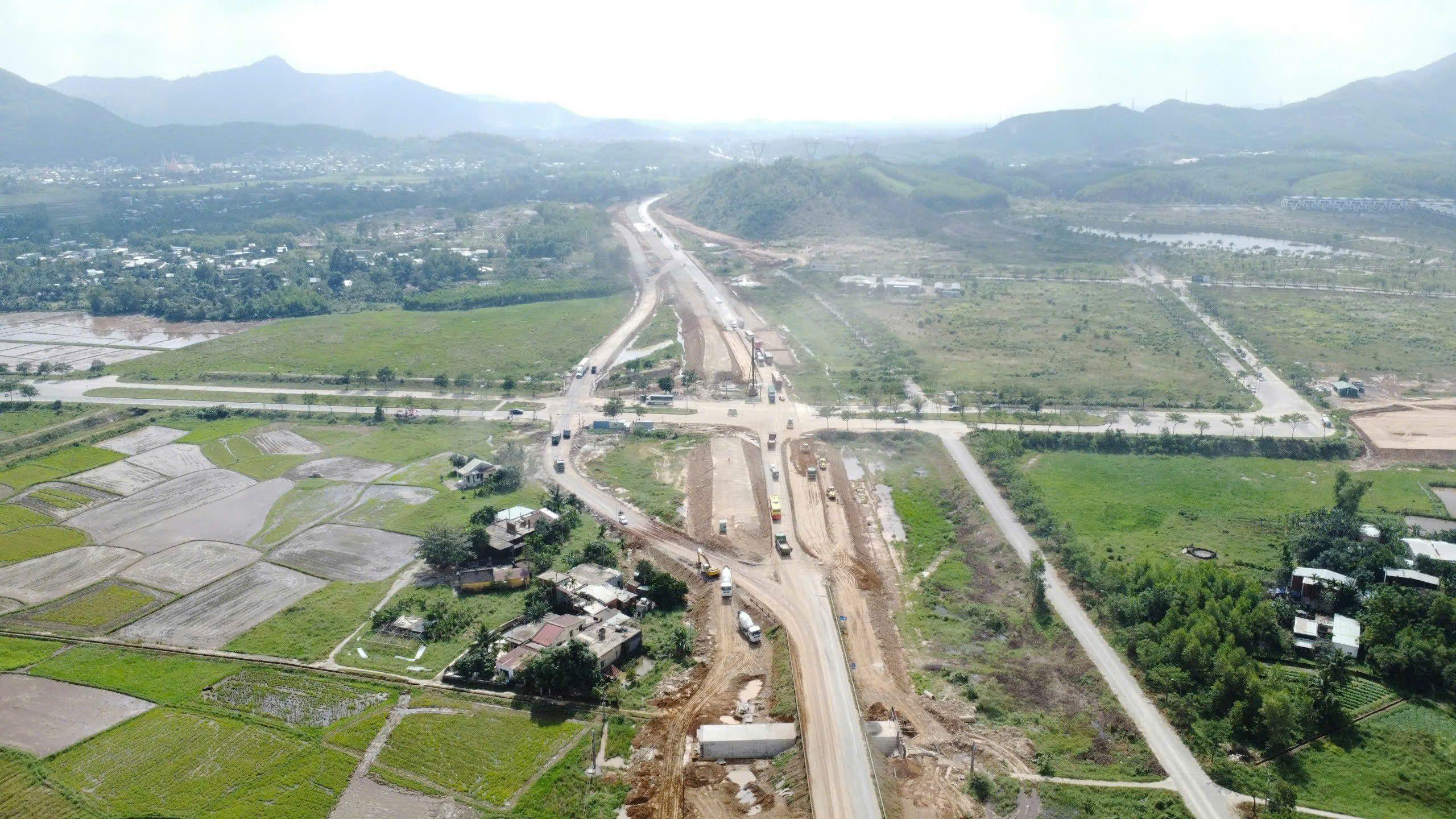 Chủ đầu tư xây dựng tiến độ, nhà thầu tăng mũi thi công cao tốc Hòa Liên-Túy Loan - Ảnh 1.