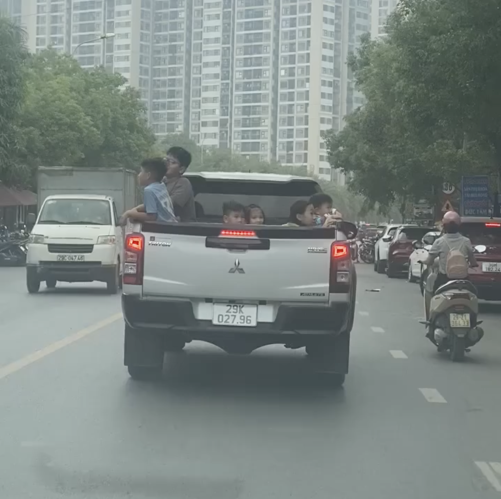 Xôn xao video xe bán tải chở trẻ em trên thùng xe, mức phạt bao nhiêu? - Ảnh 1.