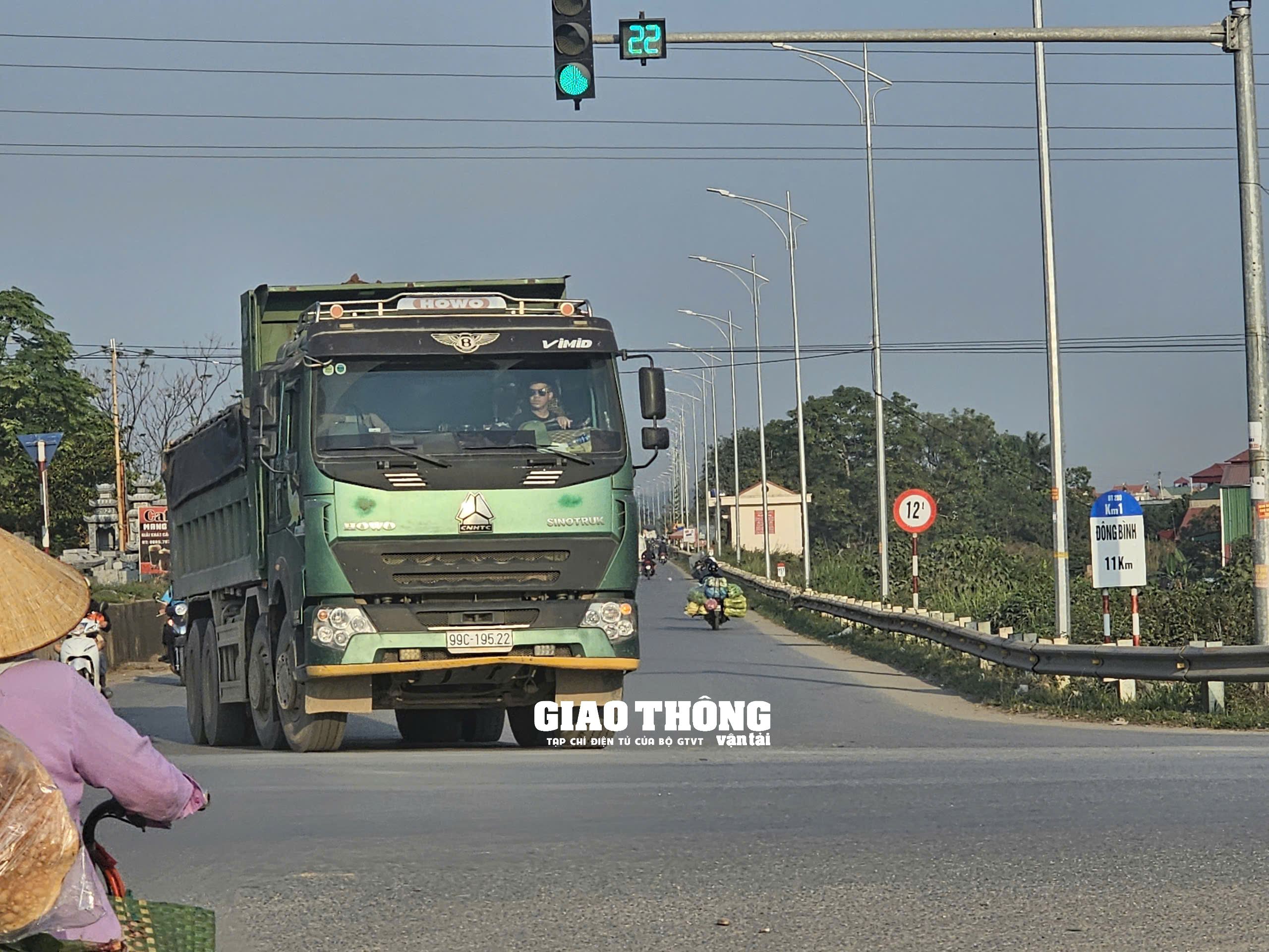 Bắc Ninh: Đoàn xe quá tải mặc sức tung hoành đê sông Đuống, 