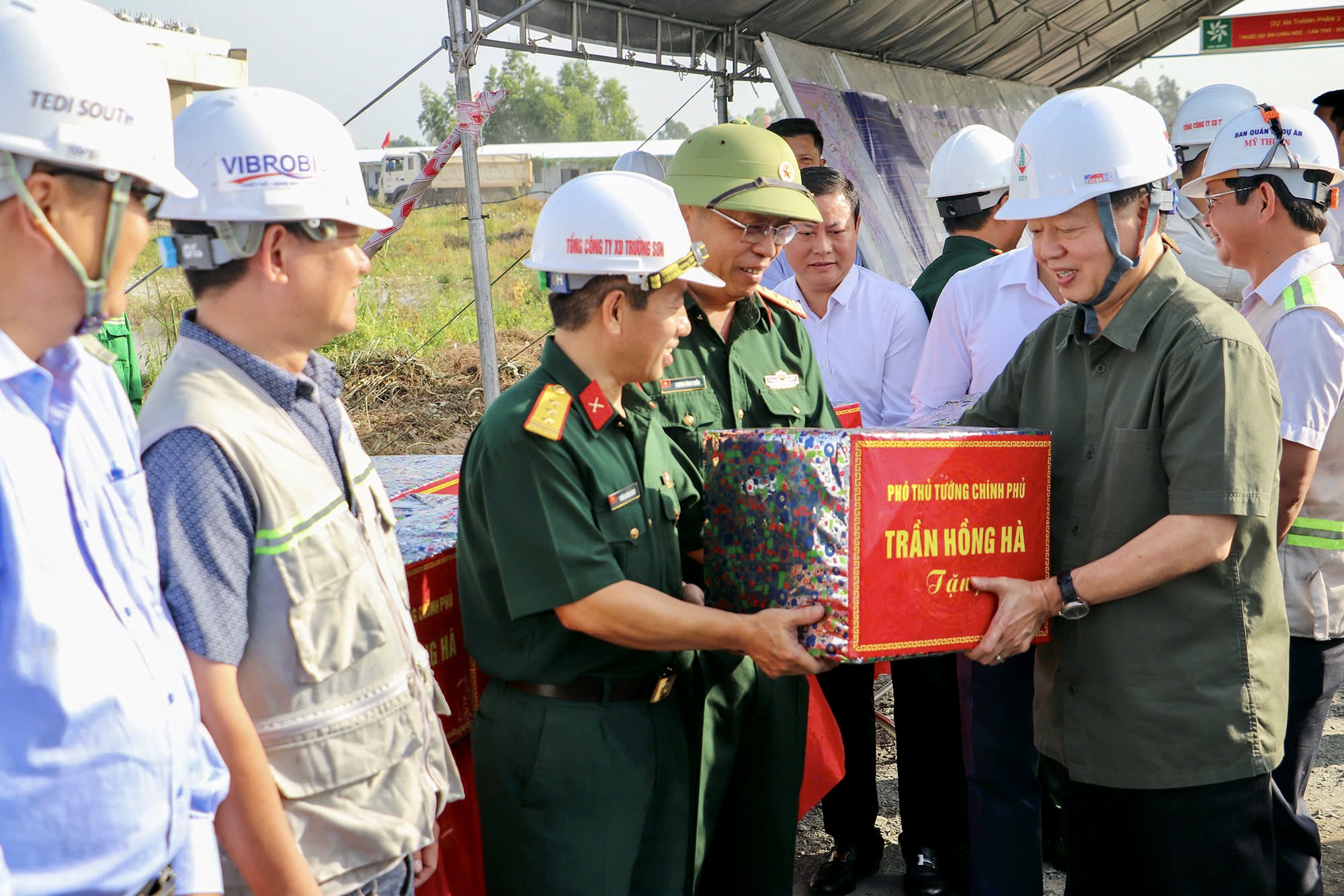 Phó Thủ tướng Trần Hồng Hà kiểm tra các dự án cao tốc trọng điểm khu vực ĐBSCL - Ảnh 4.