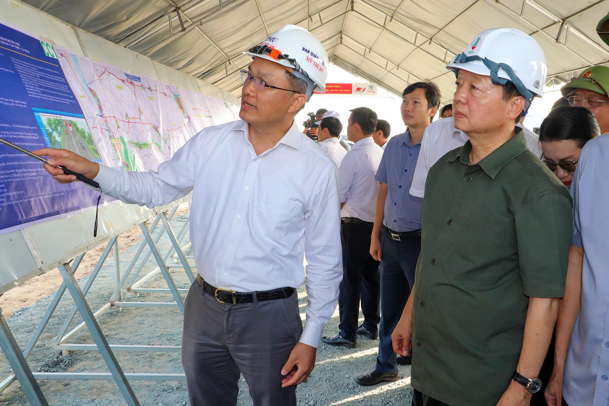 Phó Thủ tướng Trần Hồng Hà kiểm tra các dự án cao tốc trọng điểm khu vực ĐBSCL - Ảnh 1.