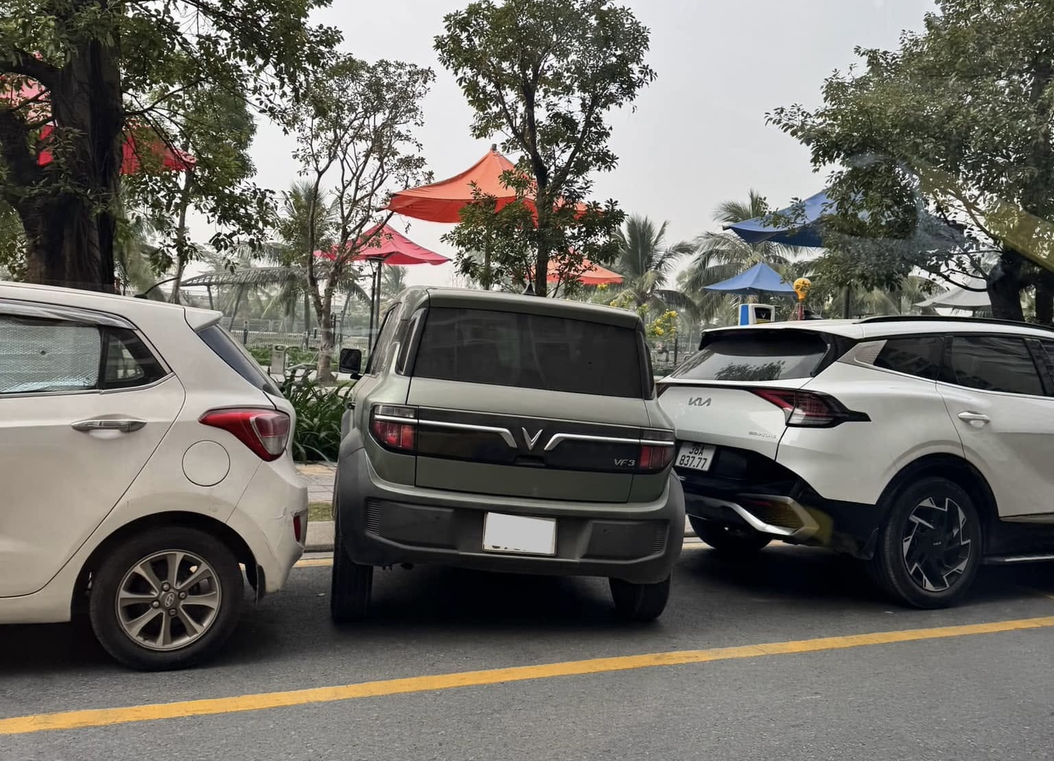 Những vị trí cấm dừng, đỗ ô tô theo luật mới từ năm 2025- Ảnh 2.