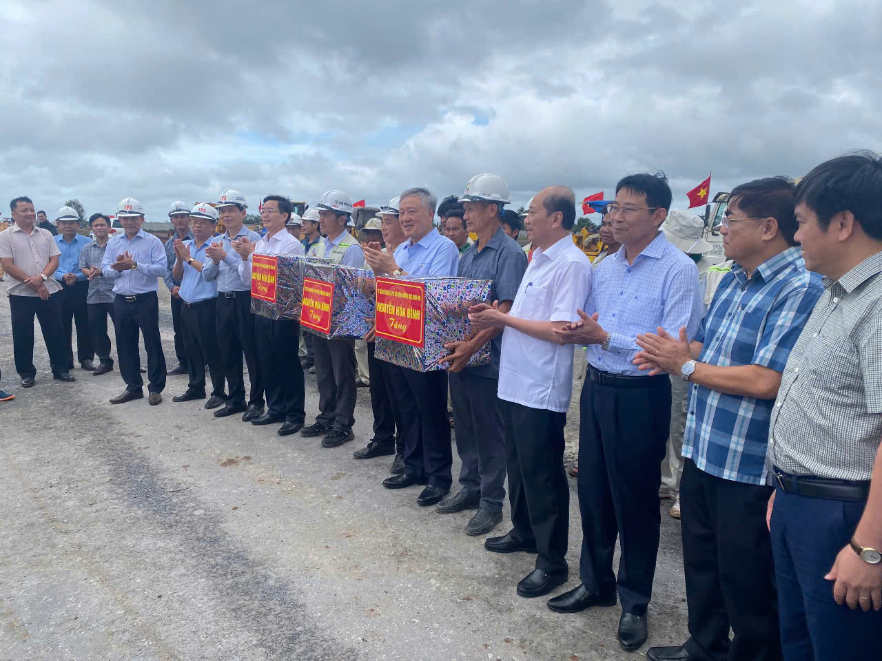 Phó Thủ tướng Nguyễn Hòa Bình thị sát dự án cao tốc Khánh Hòa - Buôn Ma Thuột- Ảnh 2. Phó Thủ tướng Nguyễn Hòa Bình thị sát dự án cao tốc Khánh Hòa - Buôn Ma Thuột- Ảnh 2.