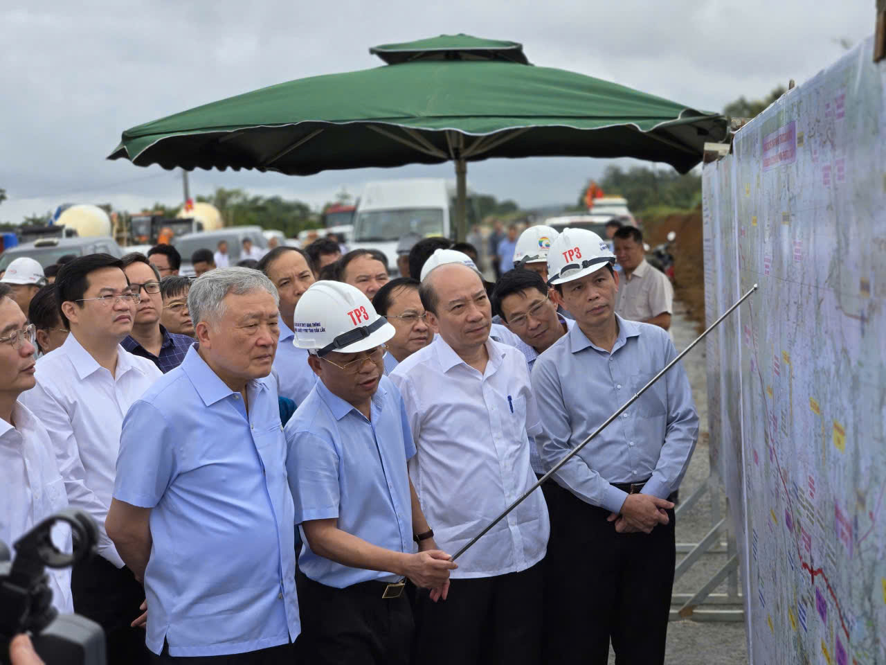 Phó Thủ tướng Nguyễn Hòa Bình thị sát dự án cao tốc Khánh Hòa - Buôn Ma Thuột- Ảnh 1. Phó Thủ tướng Nguyễn Hòa Bình thị sát dự án cao tốc Khánh Hòa - Buôn Ma Thuột- Ảnh 1.