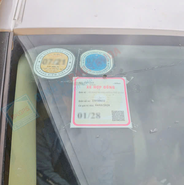 CSGT TP. HCM khuyến cáo doanh nghiệp chấp hành quy định dán phù hiệu, biển hiệu - Ảnh 2.