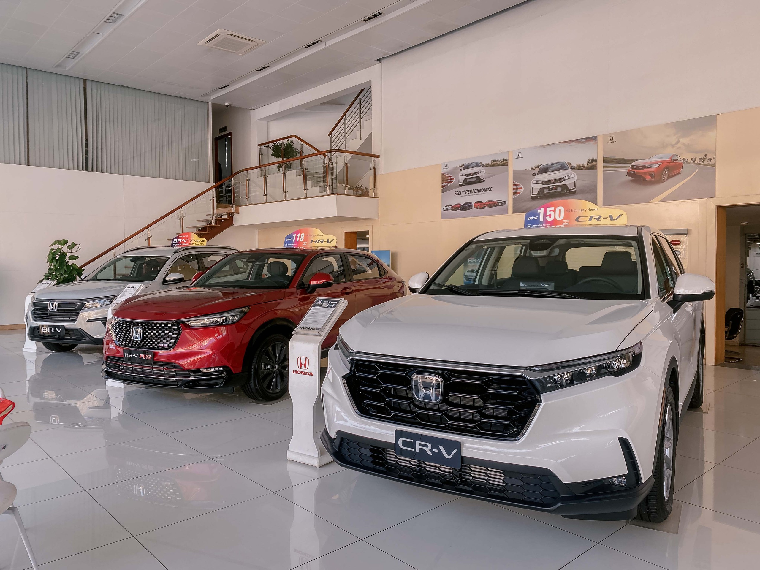 Nguồn cung dồi dào, giá ô tô liên tục lao dốc - Ảnh 1.