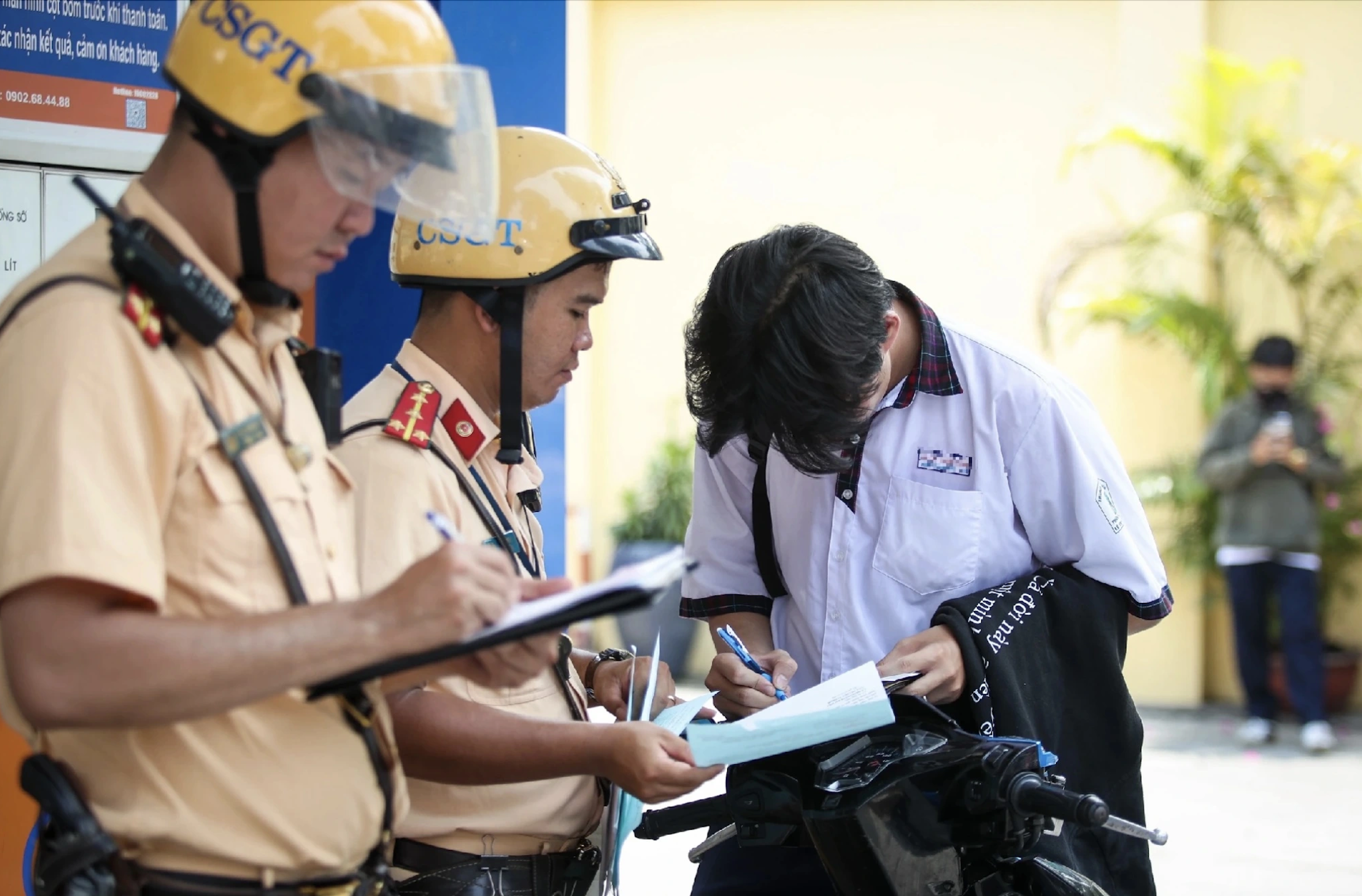 Giao xe máy cho người chưa đủ tuổi gây tai nạn chết người đối diện khung hình phạt nào?- Ảnh 2.