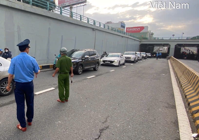 Đà Nẵng: Trích xuất camera xác định xe tải rải đá ở hầm Điện Biên Phủ- Ảnh 3.