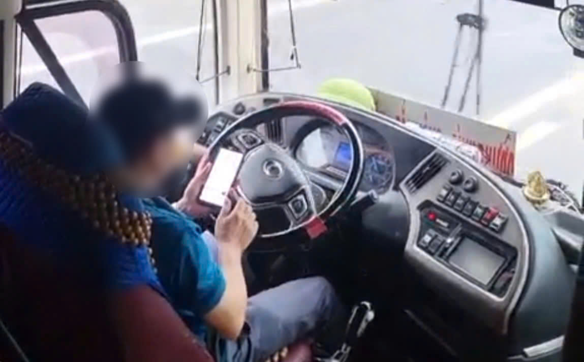 CSGT Đắk Nông xử lý loạt tài xế xe khách sử dụng điện thoại khi lái xe- Ảnh 2.