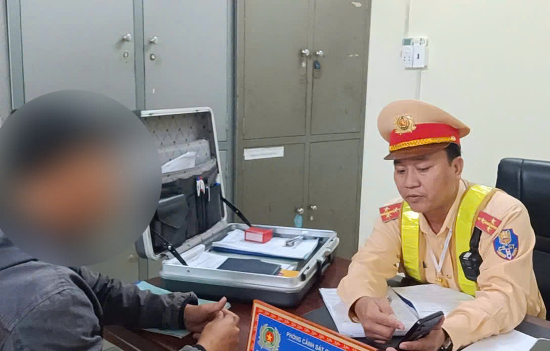 CSGT Đắk Nông xử lý loạt tài xế xe khách sử dụng điện thoại khi lái xe- Ảnh 3.
