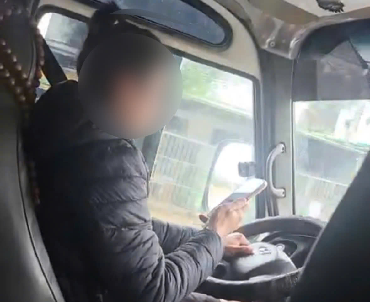 CSGT Đắk Nông xử lý loạt tài xế xe khách sử dụng điện thoại khi lái xe- Ảnh 1.