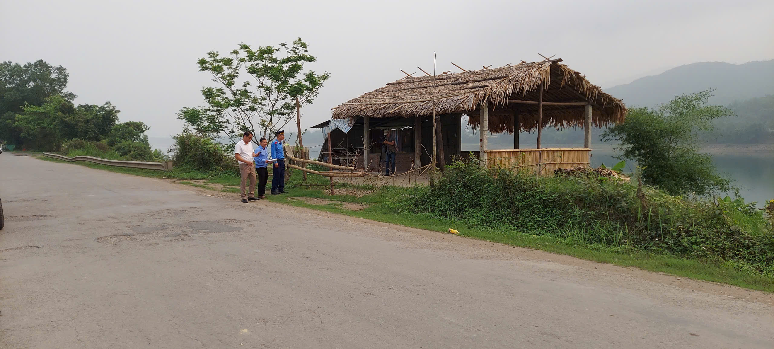 Hoà Bình: Thanh tra giao thông tăng cường phổ biến pháp luật về TTATGT - Ảnh 5.