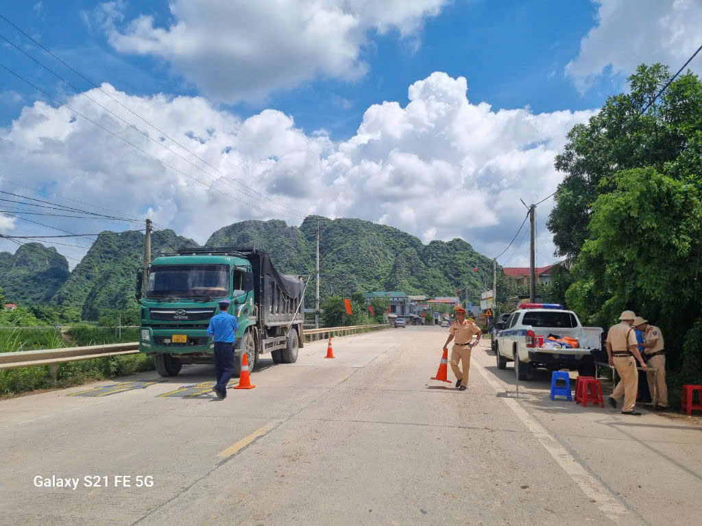 Hoà Bình: Thanh tra giao thông tăng cường phổ biến pháp luật về TTATGT - Ảnh 1.