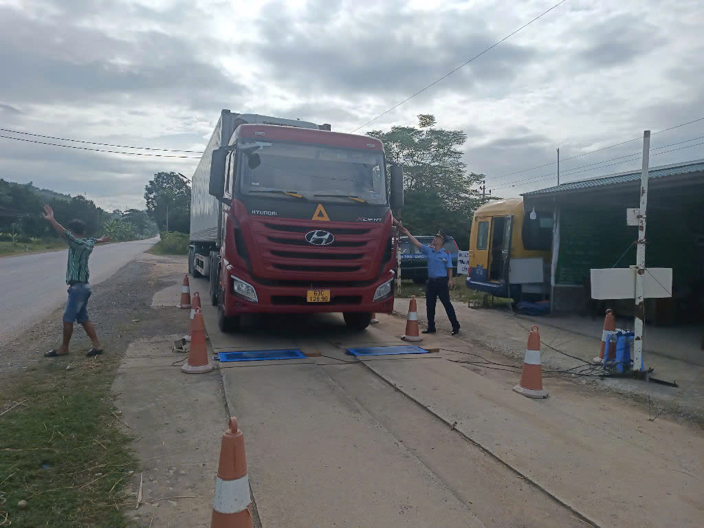 Hoà Bình: Thanh tra giao thông tăng cường phổ biến pháp luật về TTATGT - Ảnh 3.