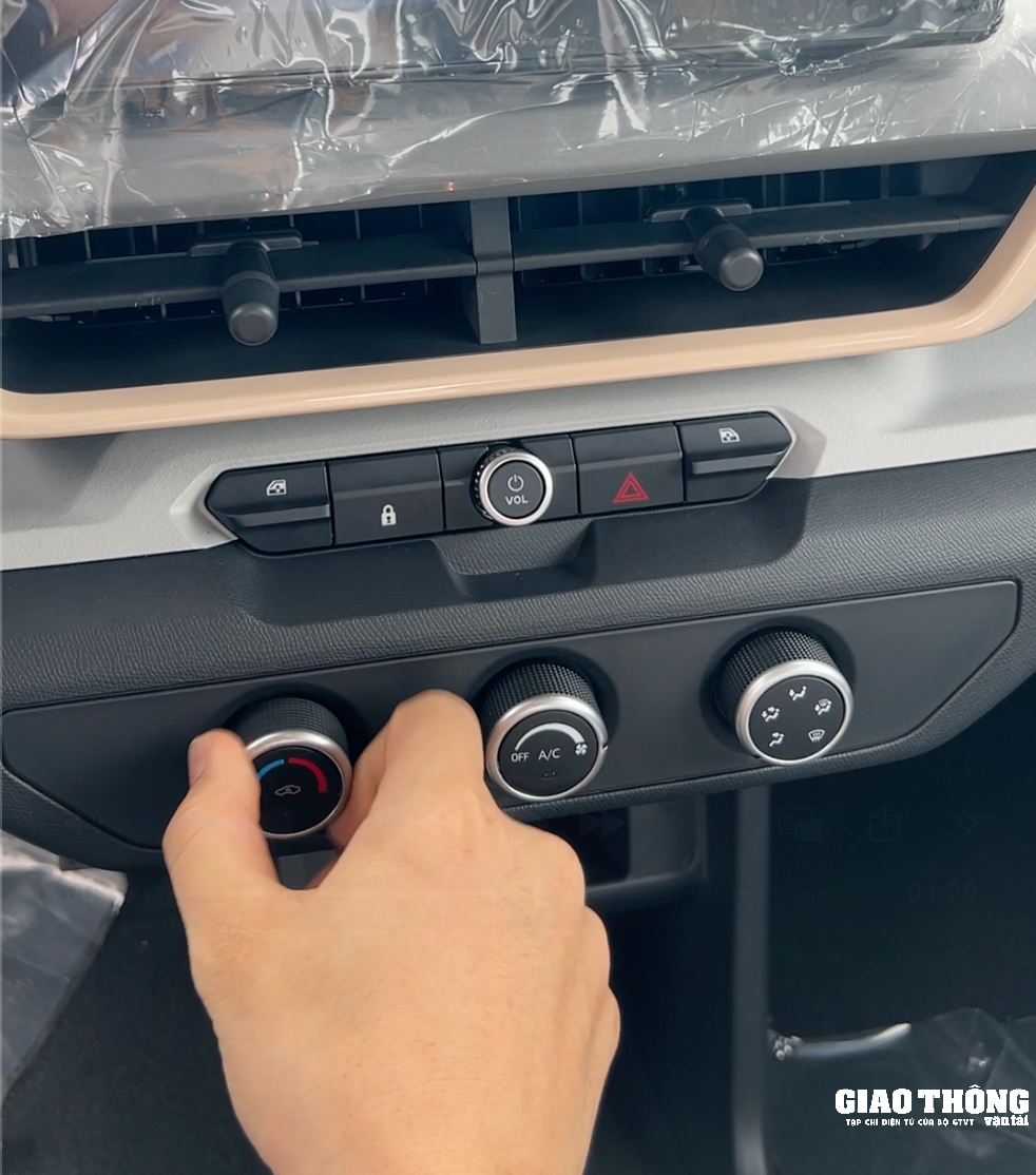 Ô tô mờ kính khi đi trời mưa lạnh, tài xế lên mạng hỏi cách xử lý: Câu trả lời cười ra nước mắt- Ảnh 2. Ô tô mờ kính khi đi trời mưa lạnh, tài xế lên mạng hỏi cách xử lý: Câu trả lời cười ra nước mắt- Ảnh 2.