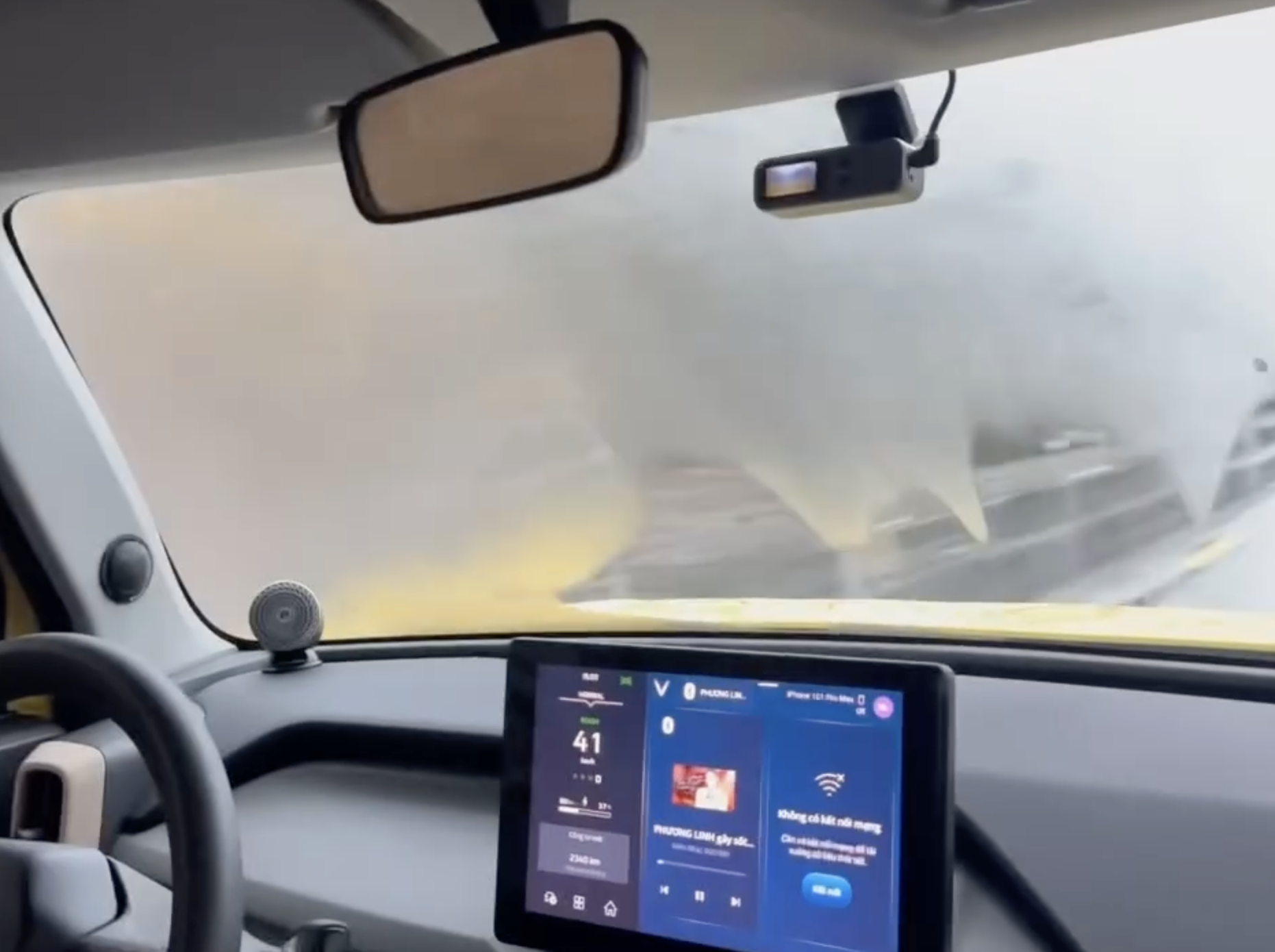 Ô tô mờ kính khi đi trời mưa lạnh, tài xế lên mạng hỏi cách xử lý: Câu trả lời cười ra nước mắt- Ảnh 1. Ô tô mờ kính khi đi trời mưa lạnh, tài xế lên mạng hỏi cách xử lý: Câu trả lời cười ra nước mắt- Ảnh 1.