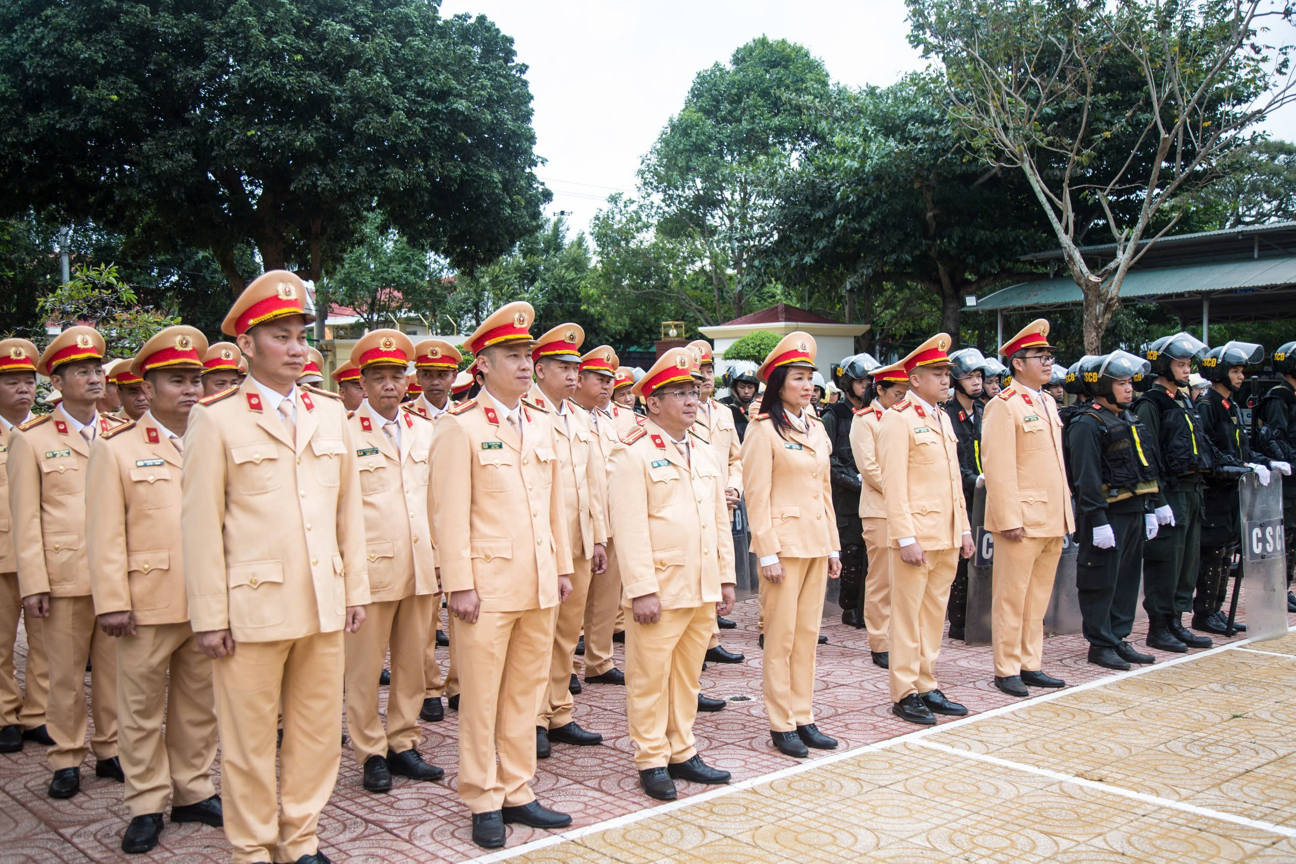 Công an tỉnh Đắk Lắk ra quân thực hiện cao điểm đảm bảo TTATGT dịp Tết Nguyên đán 2025- Ảnh 8. Công an tỉnh Đắk Lắk ra quân thực hiện cao điểm đảm bảo TTATGT dịp Tết Nguyên đán 2025- Ảnh 8.