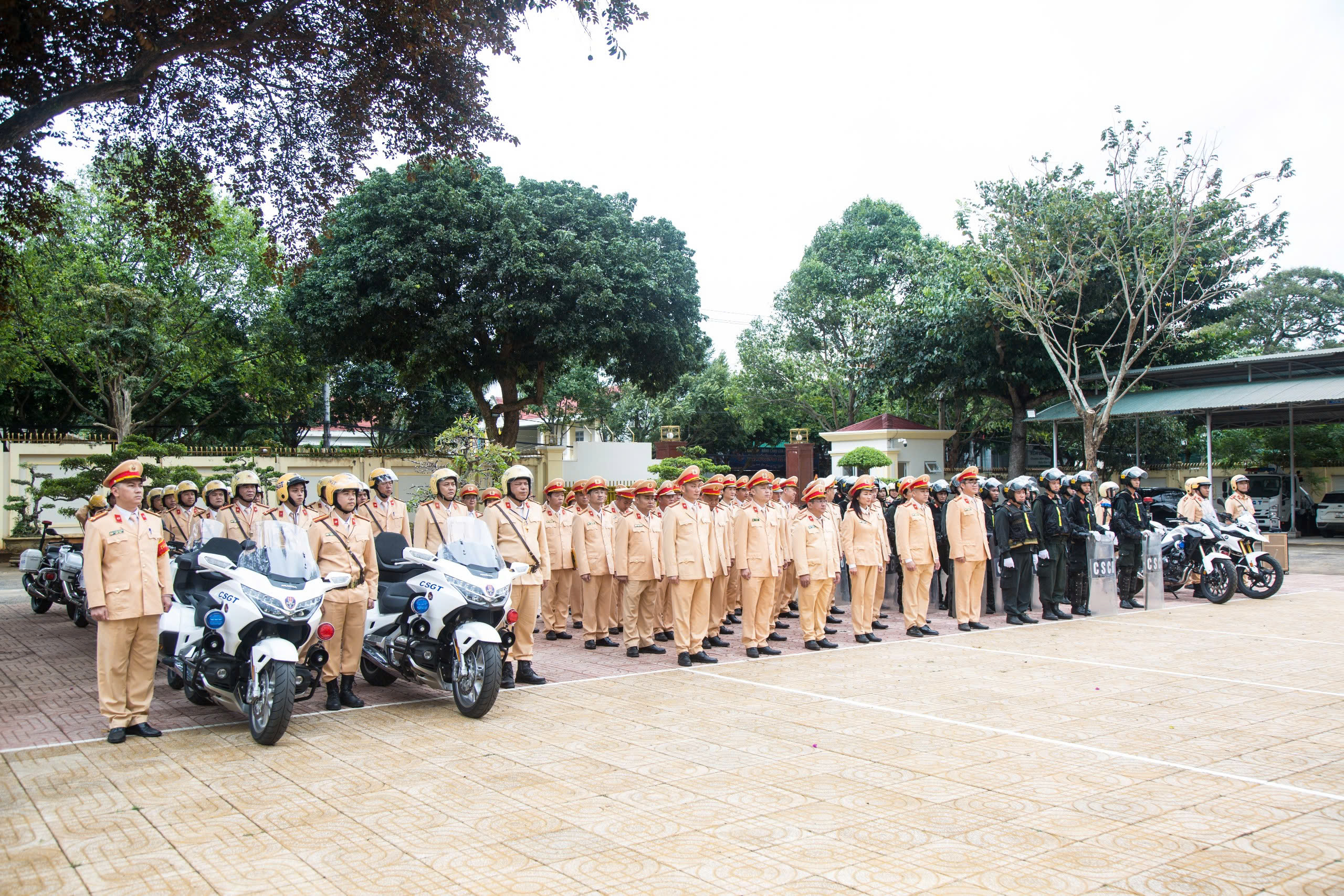 Công an tỉnh Đắk Lắk ra quân thực hiện cao điểm đảm bảo TTATGT dịp Tết Nguyên đán 2025- Ảnh 2. Công an tỉnh Đắk Lắk ra quân thực hiện cao điểm đảm bảo TTATGT dịp Tết Nguyên đán 2025- Ảnh 2.