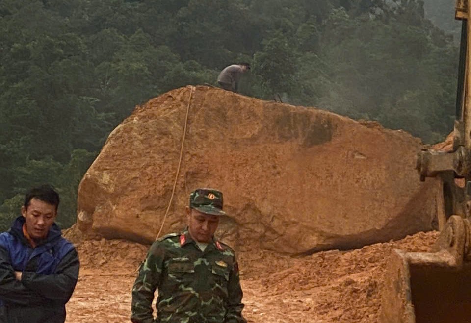 Nổ mìn phá tảng đá 200 m3 chắn ngang QL27C, dự kiến thông tuyến đèo Khánh Lê vào chiều 17/12 - Ảnh 2.